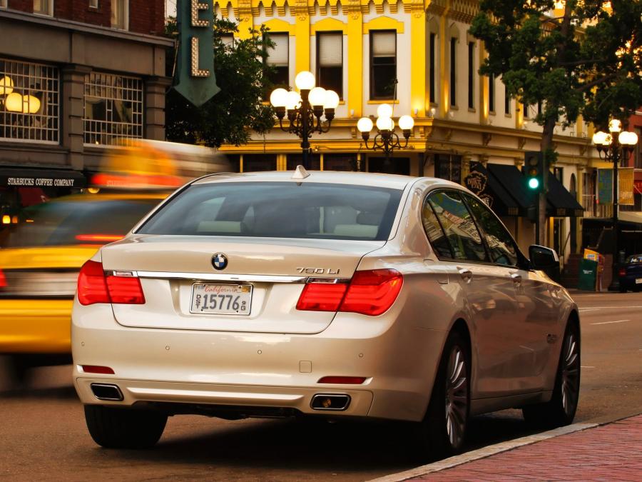  BMW 750Li 2008 года  (US) (фото 14 из 16)
